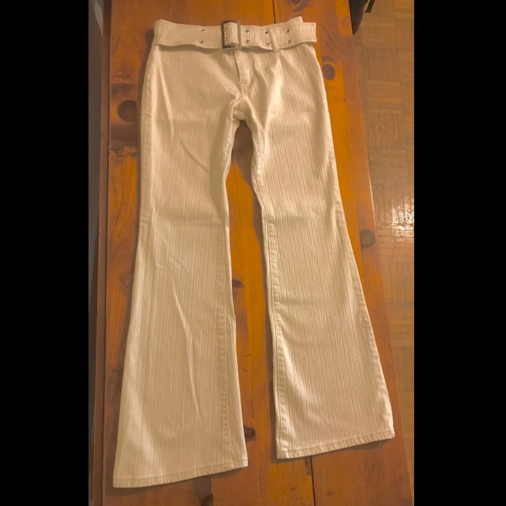 Cute stretchy jeans with attached belt